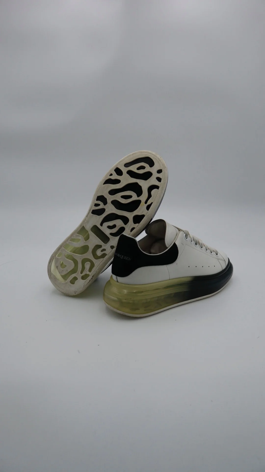 Mcqueen Valve White Black - Imagen 3