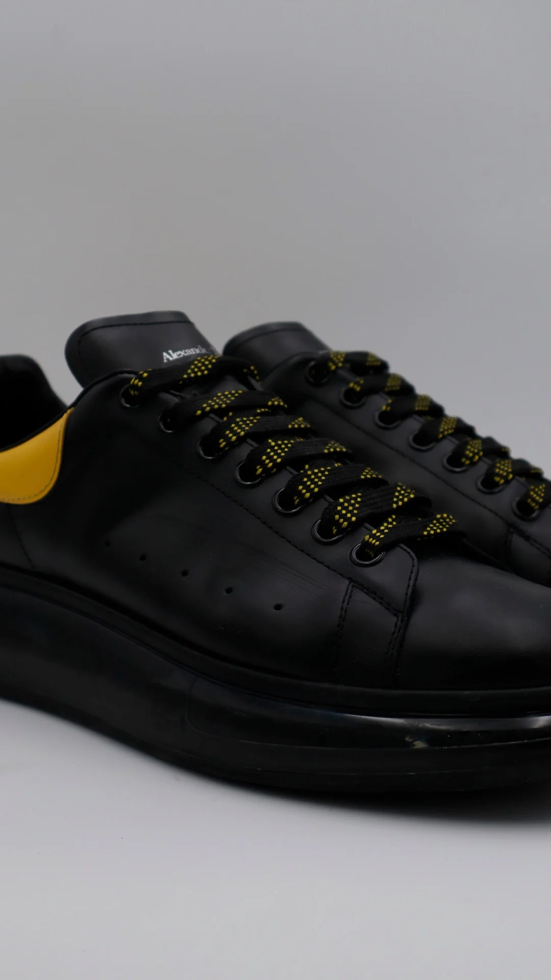 Mcqueen Black And Yellow - Imagen 2