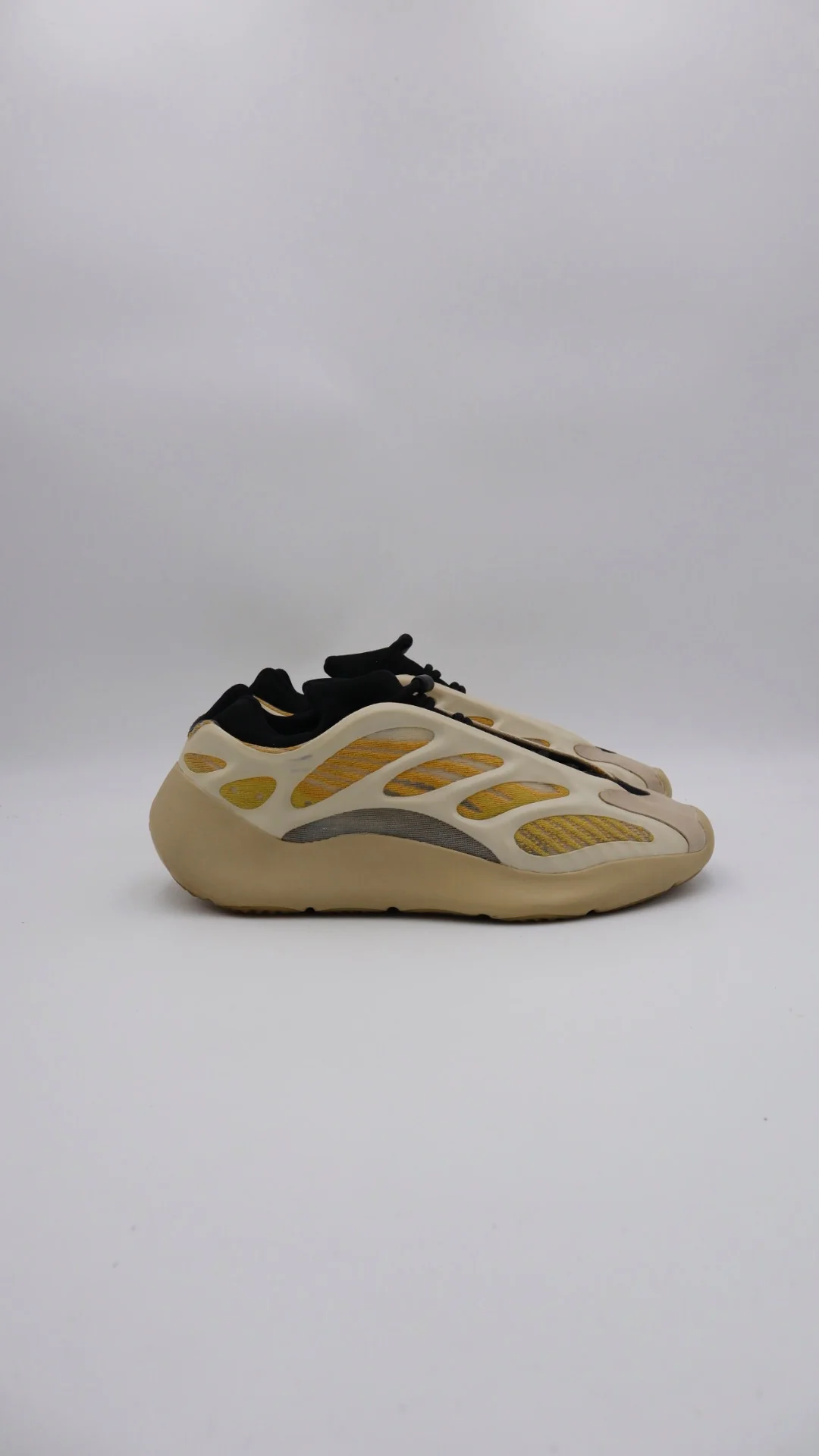 Yeezy 700 Saflower 